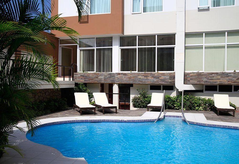 Hotel El Gran Marques Trujillo Buitenkant foto
