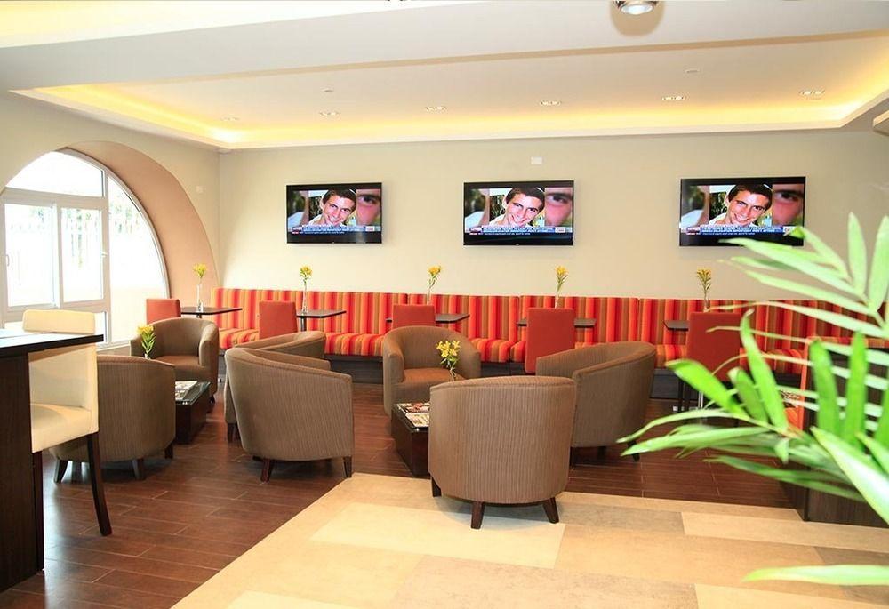 Hotel El Gran Marques Trujillo Buitenkant foto