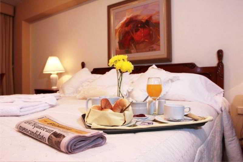 Hotel El Gran Marques Trujillo Buitenkant foto